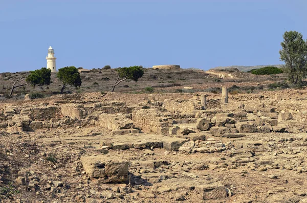 Farol Branco Fundo Montanhas Ruínas Antigas Parque Arqueológico Paphos Chipre — Fotografia de Stock