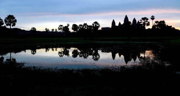 吴哥窟 柬埔寨最大的宗教纪念碑在世界上令人惊叹的日出和反思 — 图库照片