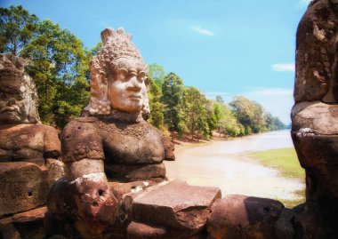Antik şehir Bayon karmaşık Angkor Wat Tapınağı girişindeki heykelleri Siem Reap, Kamboçya oteller