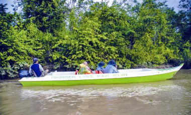 Kinabatangan, Malezya - 09 Mayıs 2013: turist bir tekne gezisi nehir, Kinabatangan, bazı en farklı konsantrasyon olan Borneo adasında yaban hayatı boyunca.