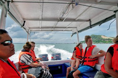Sandakan, Malezya - 08 Mayıs 2013: Turist olsun Selingan Adası için bir teknede