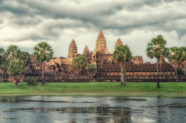 Angkor wat templom napnyugtakor, siem reap, Kambodzsa. — Stock Fotó