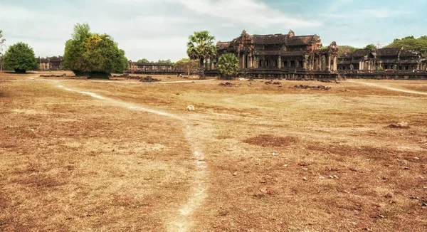 アンコール ワット カンボジアで古代図書館 — ストック写真
