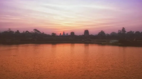 Atemberaubender Sonnenaufgang Und Spiegelungen Angkor Wat Siem Reap Kambodscha Größtes — Stockfoto