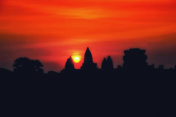 吴哥窟 柬埔寨最大的宗教纪念碑在世界上令人惊叹的日出和反思 — 图库照片