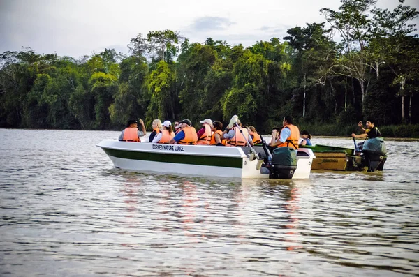 Kinabatangan, Malezya - 09 Mayıs 2013: turist bir tekne gezisi nehir, Kinabatangan, bazı en farklı konsantrasyon olan Borneo adasında yaban hayatı boyunca.