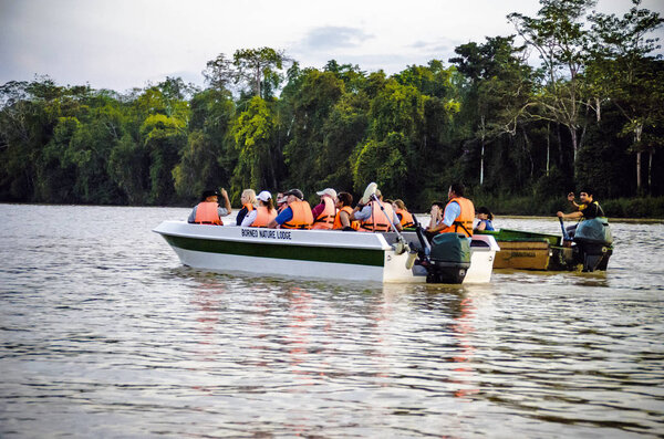 Кинабатанган, Малайзия - 09 мая 2013: Туристы на корабле круиз вдоль реки Кинабатанган, некоторые из самых разнообразных концентрации дикой природы на Борнео
.
