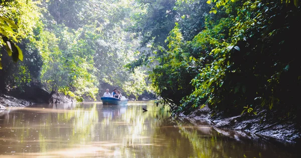 Kinabatangan Malaysia Maj 2013 Turister Båt Kryssning Längs Floden Kinabatangan — Stockfoto