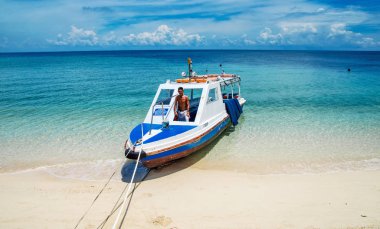 Selingan, Malezya - Mayıs 08: 2013 turist Selingan iskand, May.08, Malezya üzerinde taşımak için bir kimliği belirsiz adam teknesinde.