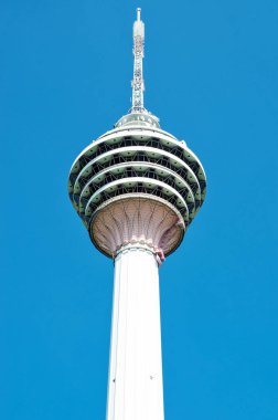 Kuala Lumpur - 18 Mayıs: Kuala Lumpur Kule (Menara) üzerinde 18 Mayıs 2013 Kuala Lumpur, Malezya. Kule şu anda yapar 421 m ulaşır ikinci dünyanın en yüksek duran Kulesi