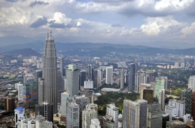 Kuala Lumpur, Malezya - 18 Mayıs 2013; Kuala Lumpur ve çevresinde kentsel Malezya en ekonomik olarak büyüyen bir bölge oluşturur. Onun modern manzarası Petronas ikiz kuleleri tarafından hakimdir.