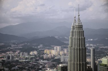 Kuala Lumpur, Malezya - 18 Mayıs 2013; Kuala Lumpur ve çevresinde kentsel Malezya en ekonomik olarak büyüyen bir bölge oluşturur. Onun modern manzarası Petronas ikiz kuleleri tarafından hakimdir.