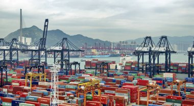 Hong Kong-May13: 03 Mayıs 2013 tarihinde Hong Kong Hong Kong, Çin ticari bağlantı noktasında kaplar. Hong Kong fazla 240 milyon ton kargo yıl boyunca hizmet veren çeşitli hub bağlantı noktalarından biridir.
