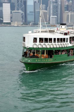 Hong Kong, Çin - 04 Mayıs 2013: Star Feribot Victoria Limanı içinde. Star Feribot 120 yılı aşkın bir süredir faaliyet.