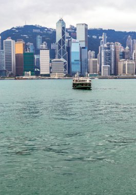 Hong Kong, Çin - 04 Mayıs 2013: Star Feribot Victoria Limanı içinde. Star Feribot 120 yılı aşkın bir süredir faaliyet.