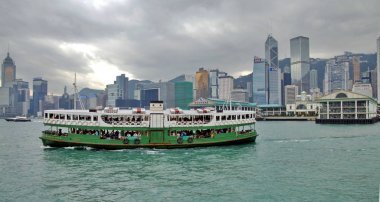 Hong Kong, Çin - 04 Mayıs 2013: Star Feribot Victoria Limanı içinde. Star Feribot 120 yılı aşkın bir süredir faaliyet.