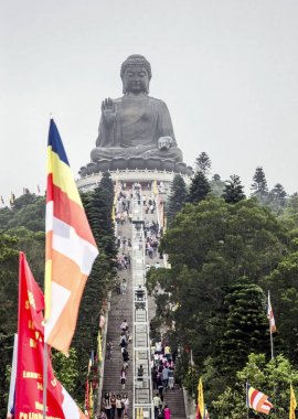 Hong Kong, Çin - 4 Mayıs 2013: Giant Buddha lotus üzerinde oturuyor. Ngong Ping, Hong Kong