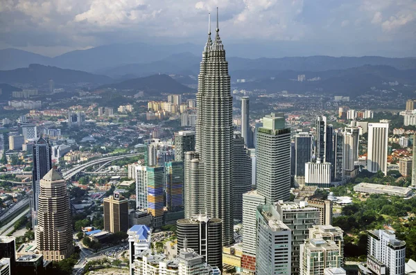 クアラルンプール マレーシア 2013 クアラルンプールとその周辺都市地域は マレーシアで最も経済的に産地を形成します その近代的なスカイラインはペトロナス ツイン タワーによって支配されます — ストック写真