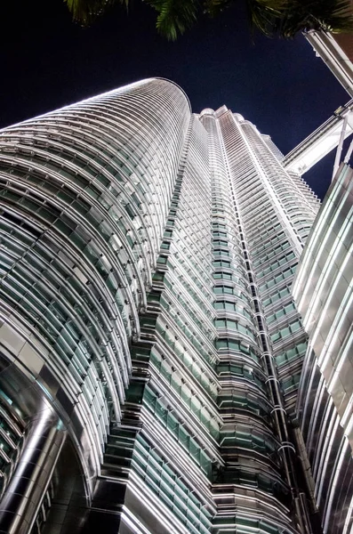 Kuala Lumpur, Malajzia - május 18-án: Petronas ikertornyok éjszaka, május 18, 2013 Kuala Lumpurban. Petronas ikertornyok voltak (452 m)-a legmagasabb épület a világon, 1998-tól 2004-ig. — Stock Fotó