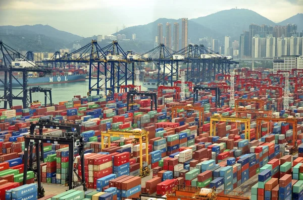 Hong Kong-May13: 03 Mayıs 2013 tarihinde Hong Kong Hong Kong, Çin ticari bağlantı noktasında kaplar. Hong Kong fazla 240 milyon ton kargo yıl boyunca hizmet veren çeşitli hub bağlantı noktalarından biridir.