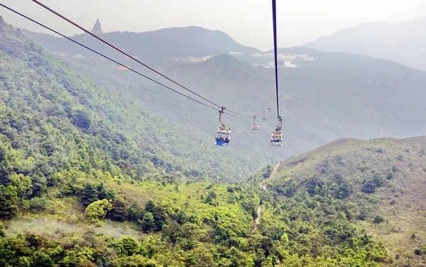 Großer Buddha und Seilbahn der Insel Lantau — Stockfoto