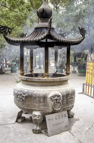 Hong Kong, Çin - 4 Mayıs 2013: Lantau, Hong Kong üzerinde Ngong Ping köyde ibadet yeri