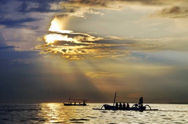 Sabah, Lovina plajında gündoğumu, Bali