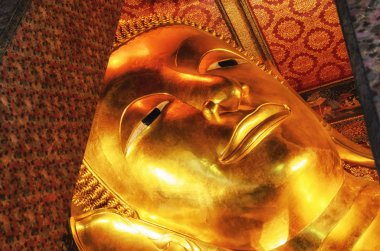 Buda 'nın altın heykeline yaslanarak. Wat Pho, Bangkok, Tayland.