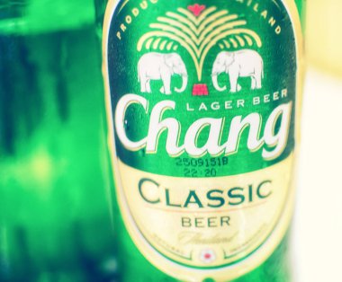 Bangkok, Tayland-13 Ekim'de 2015:T Chang bira şişe Bangkok masada Ekim tarihinde 13,2014.