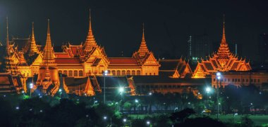 Kral'ın dönüm noktası iyi atış palace veya Grand palace veya wat pra kaew veya Zümrüt Buda Tapınağı, Bangkok, Tayland kalbinde alacakaranlıkta,