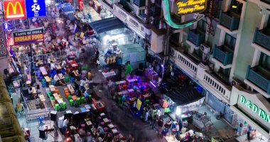 Bangkok - 13 Ekim: Turist ve backpackers yürüyüş Khao San tarafından 