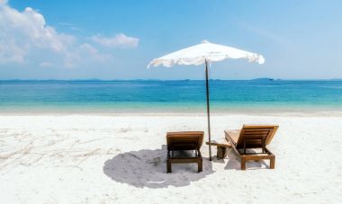 İnsanlar olmadan iki şezlong şemsiye ile deniz manzarası