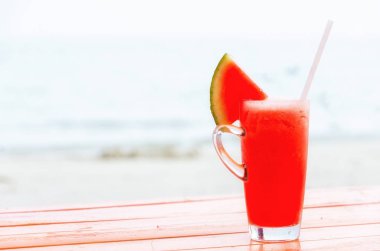 Taze karpuz suyu bir tropikal plaj