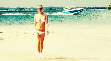 Bir beach Koh Samet Island, Tayland yürüyen genç kadın