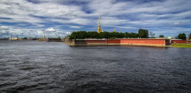 Peter ve Paul Fortress Neva Nehri'nin Sankt Petersburg, Rusya izlendi. Kale 18 yüzyılda inşa edilmiş ve şimdi Saint-Petersburg ana konumlar biridir.