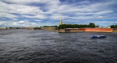 Peter ve Paul Fortress Neva Nehri'nin Sankt Petersburg, Rusya izlendi. Kale 18 yüzyılda inşa edilmiş ve şimdi Saint-Petersburg ana konumlar biridir.
