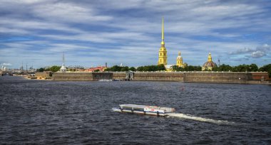 Peter ve Paul Fortress Neva Nehri'nin Sankt Petersburg, Rusya izlendi. Kale 18 yüzyılda inşa edilmiş ve şimdi Saint-Petersburg ana konumlar biridir.