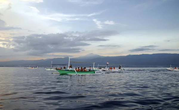 Bali Indonesia May Many Tourists Looking Dolphins Lovina Beach May — Stock Photo, Image