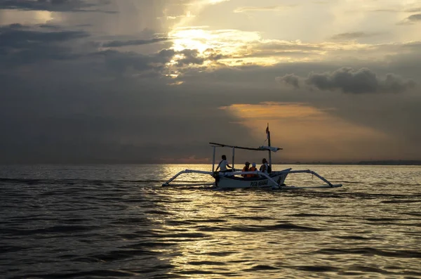 Bali Indonésie Mai Beaucoup Touristes Recherche Dauphins Plage Lovina Mai — Photo