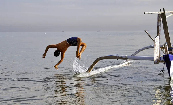 Man Jumping Traditional Balinese Boat — Stock Photo, Image