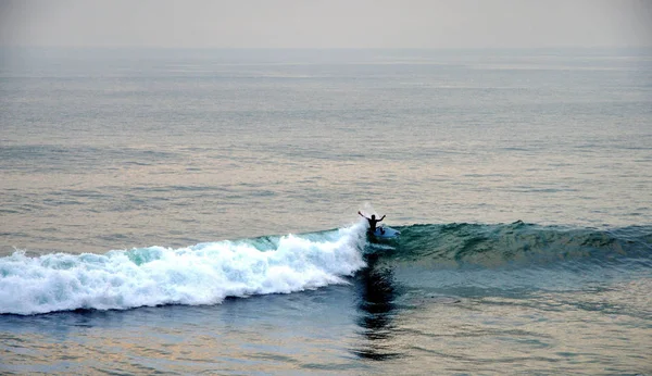 Surfař, který dobývá vlny v Bali — Stock fotografie