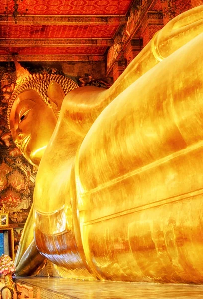 Reclinando a estátua de ouro de Buda. Wat Pho, Bangkok, Tailândia. — Fotografia de Stock