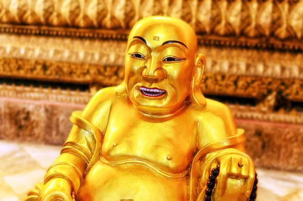 Gyllene buddha i ett tempel — Stockfoto