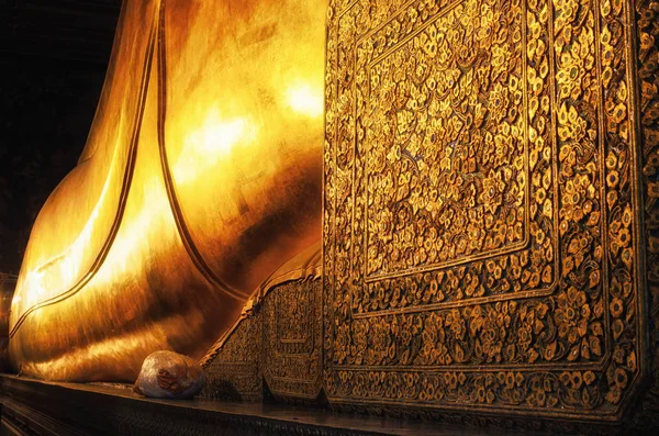 Reclinando a estátua de ouro de Buda. Wat Pho, Bangkok, Tailândia. — Fotografia de Stock
