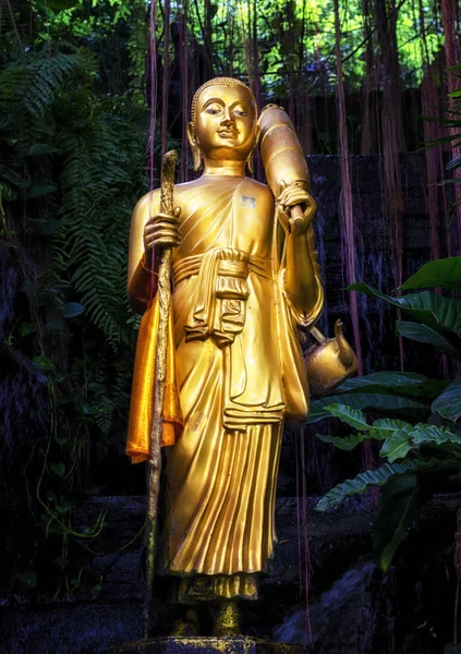 Statua del Buddha dorato e piccola cascata artificiale al Golde — Foto Stock