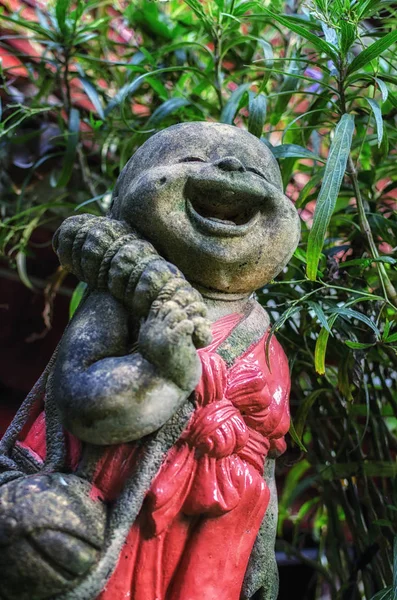 Buddha-Statue und kleiner künstlicher Wasserfall am goldenen Berg — Stockfoto