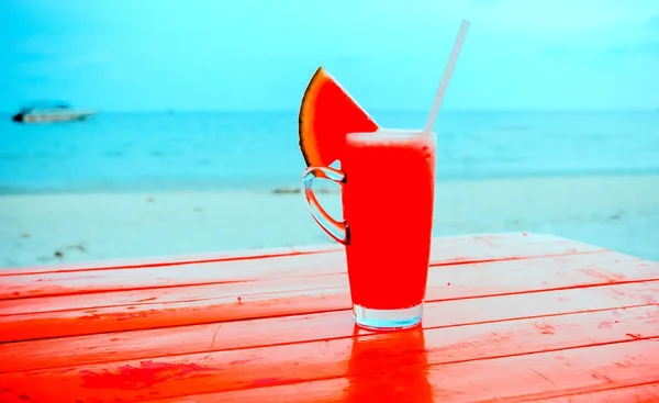 Jugo de sandía fresca en una playa tropical — Foto de Stock