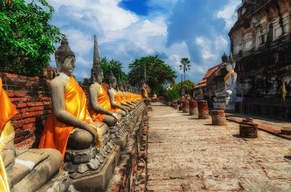 Statue buddha allineate a Wat Yai Chaimongkol Ayutthaya, Bangkok — Foto Stock