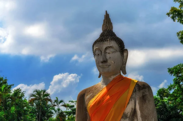 Statue buddha allineate a Wat Yai Chaimongkol Ayutthaya, Bangkok — Foto Stock