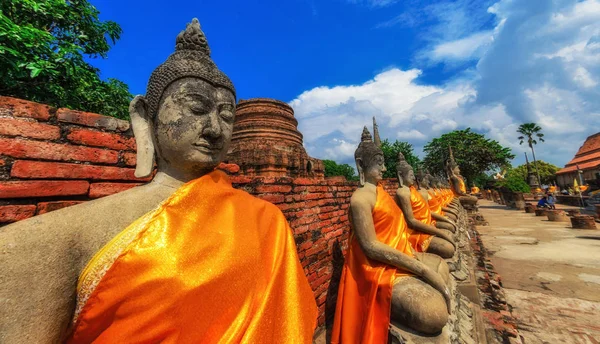 Statue buddha allineate a Wat Yai Chaimongkol Ayutthaya, Bangkok — Foto Stock